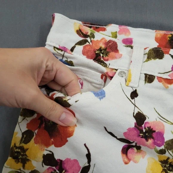 Gloria Vanderbilt Amanda Floral Shorts Womens 14 White Pink Orange Blue - Picture 13 of 13